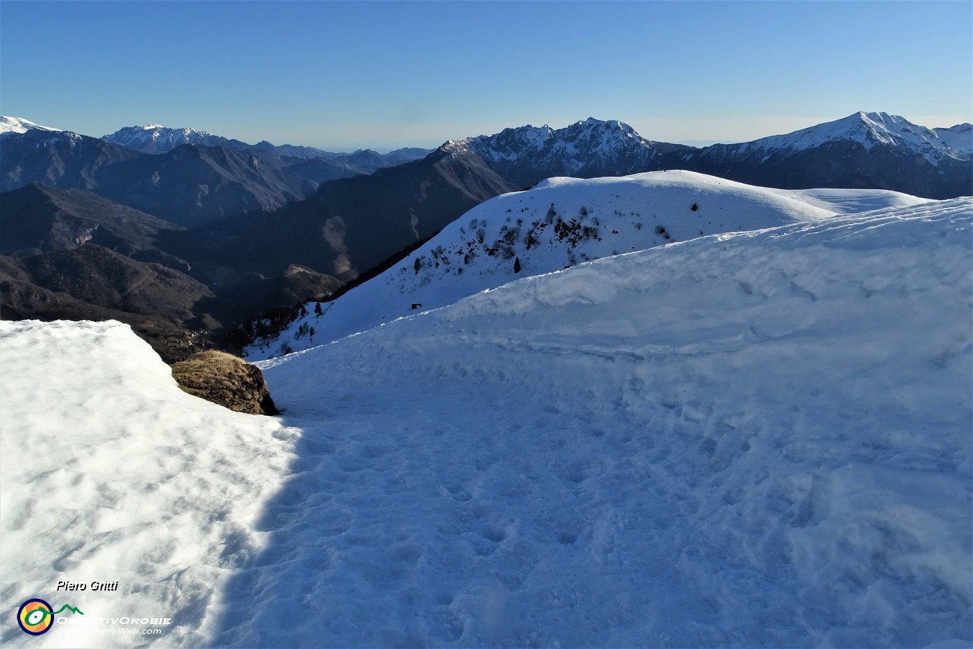 57 Scendo tra muraglia di neve.JPG